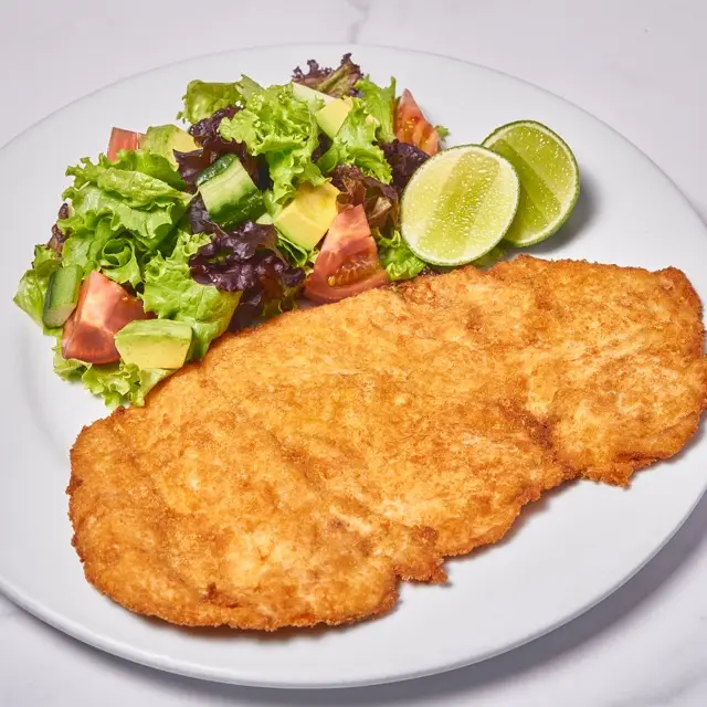 Milanesa de Pollo Con Ensalada Mixta