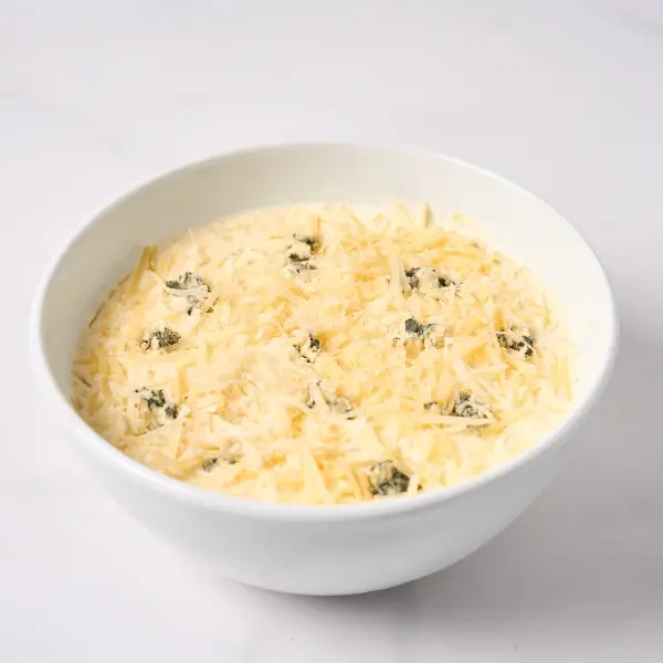 Salsa Tres Quesos refrigerada media Libra